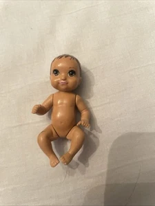 Muñeca bebé recién nacido Barbie Mattel pelo castaño 3" - Imagen 1 de 2
