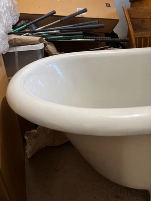 Bañera antigua de hierro fundido con patas de porcelana de 5' con herrajes originales Foto 1 de 4