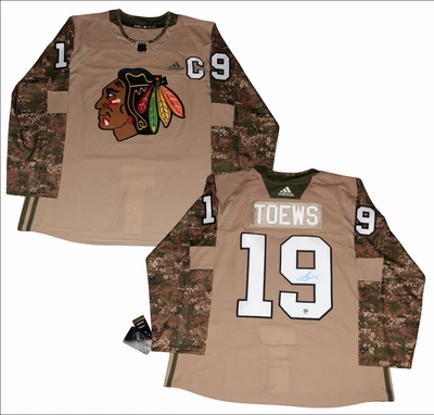 Camiseta deportiva Jonathan Toews Chicago Blackhawks autografiada Adidas Pro militar camuflaje  Foto 1 de 4