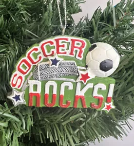 ORNAMENTO NATALIZIO SPORTIVO CALCIO 3,5" nuovo con etichette "Rocce calcio" PALLONE CALCIO - Foto 1 di 6