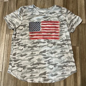 Maurice’s Women’s L USA Gray Camo Flag Short Sleeve Tee Curved Hem - Bild 1 von 6