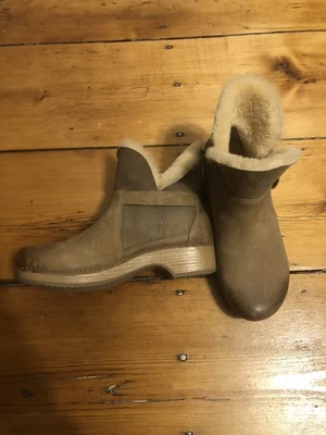 Botines Dansko Bessie forrados de piel de oveja en cuero nobuck bruñido topo Foto 1 de 4
