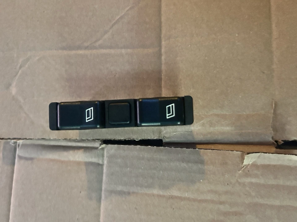 Interruptor de ventana eléctrica URO Parts 0008208210 para modelos seleccionados de Mercedes-Benz 81-93 Foto 1 de 4