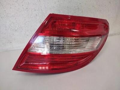 Luz trasera Mercedes Benz Clase C 2008-11 lado derecho usada OEM halógena *B9052 Foto 1 de 4