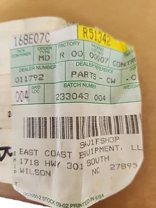JOHN DEERE R51342 Valvola di controllo del flusso - NOS NUOVO parte originale OEM JD - Foto 1 di 2