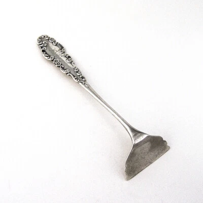 Empujador de comida para bebé con pergamino floral Blackinton de plata esterlina mono GY Foto 1 de 4