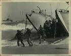 1988 Press Photo Soldiers Leave Landing Craft at Fort Pierce During War Games