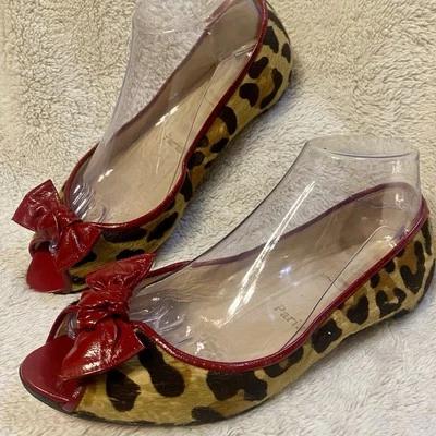 CHRISTIAN LOUBOUTIN Leopardo Piel de Poni Rojo Patente Arco Plano 37 1/2 Punta Abierta Foto 1 de 4