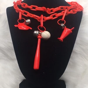 Vintage 80er rotes Herz Baseball Milchshake Kunststoff Glocke Charm Gliederkette Set - Bild 1 von 10