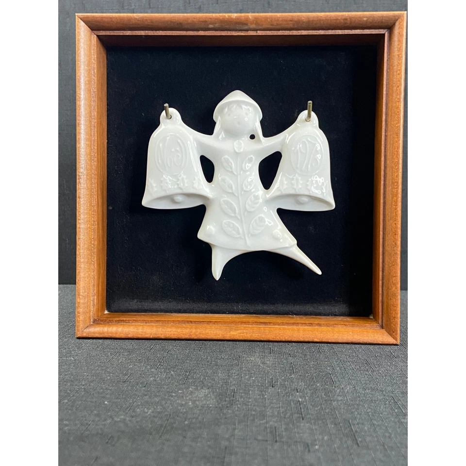 Campana de ángel de porcelana vintage 1978 arte de pared caja de sombra enmarcada decoración de Navidad Foto 1 de 4