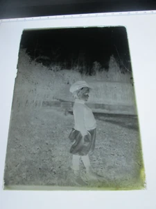 EIN (1) GLASNEGATIV ANFANG 1900: MAINE, "KIND AUSGEFALLENER HUT" - Bild 1 von 1