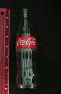 Mini botella de vidrio vacía Coca Cola 2010 de colección 8 OZ rojo blanco Coca-Cola Soda Pop florero - Imagen 1 de 2