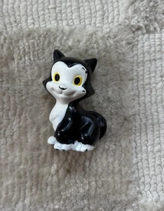 Walt Disney 2" Figarokatze schwarz & weiß Kätzchen Figur Mattell 2013 Pinocchio Spielzeug - Bild 1 von 3