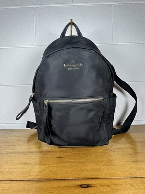 Mochila para adultos Kate Spade New York de nailon de moda - negra con herrajes dorados Foto 1 de 4