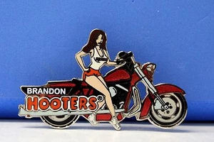 HOOTERS SEXY CHICA EN MOTOCICLETA ROJO METAL BICICLETA PIN DE SOLAPA - BRANDON - Imagen 1 de 2