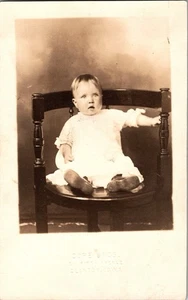 RPPC Cute Child Studio Portrait Clinton, Iowa Antique Postcard c1910 KE14 - Bild 1 von 2