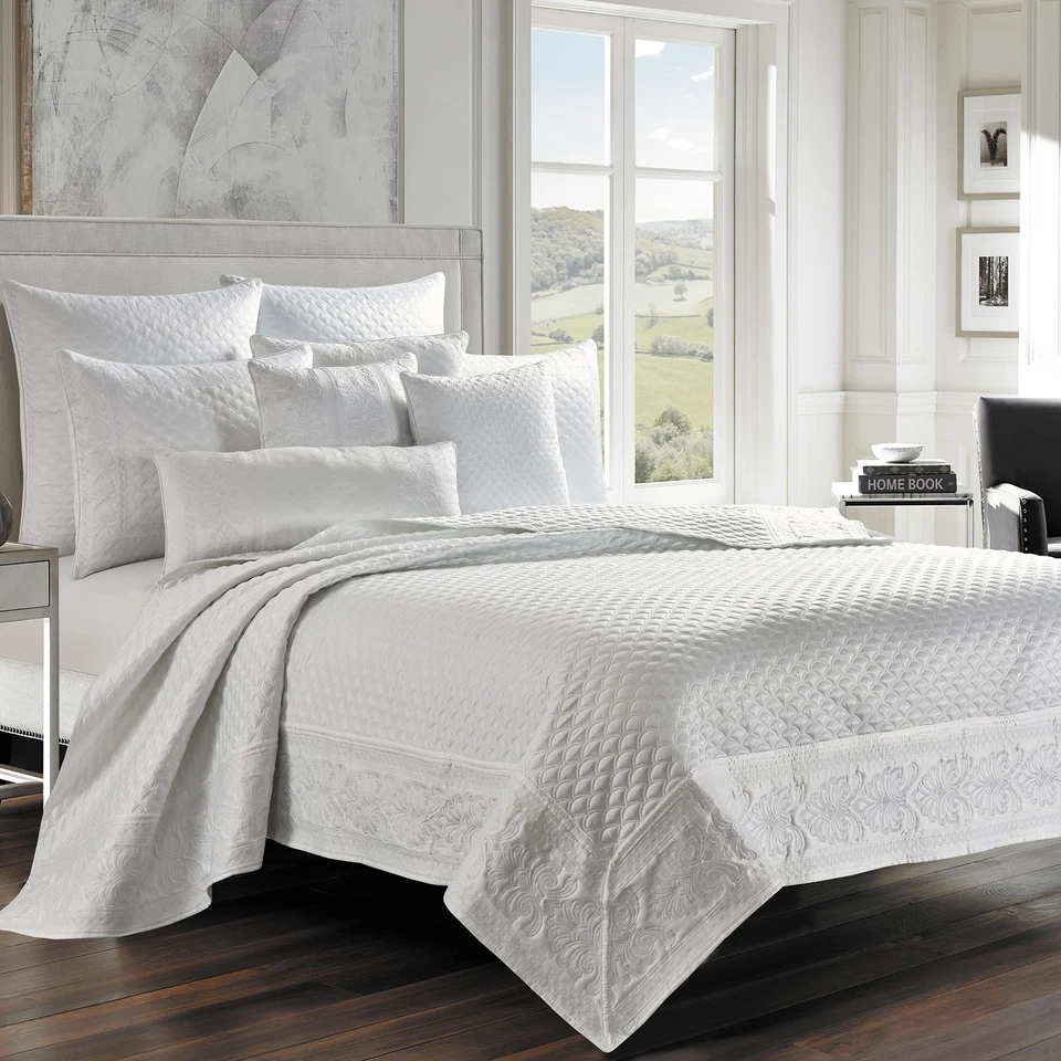 Lincoln Cal King Coverlet, Blanco, 108X94 Foto 1 de 4