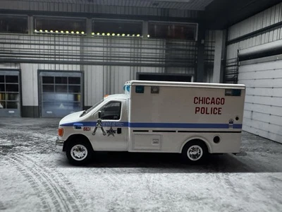 Ambulancia Ford Código 3 1/64 Policía de Chicago Personalizada Foto 1 de 4