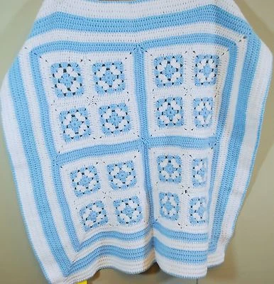 Manta hecha a mano para bebés niños afganos - cuadrada de abuela - azul y blanco 31" x 31" Foto 1 de 3