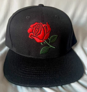 Gorra de bola de ala plana negra con bordado de rosa nueva en plástico - Imagen 1 de 8
