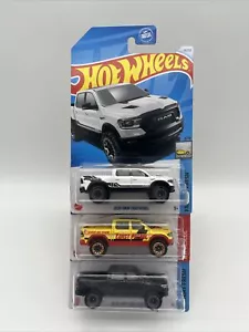 Ram 1500 Rebel 2020 Hot Wheels *LOTE DE 3* 3 versiones de color negro, blanco y TH Rescue - Imagen 1 de 9