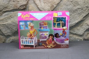 1998 Kelly Baby Sister Of Barbie - Playset per camera da letto (67716-91) (D5) - Foto 1 di 14