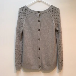 Neu mit Etikett NEU Ann Taylor Loft Pointelle Pullover mit Knopfleiste hinten Größe Gr. XS Farbe grau - Bild 1 von 2