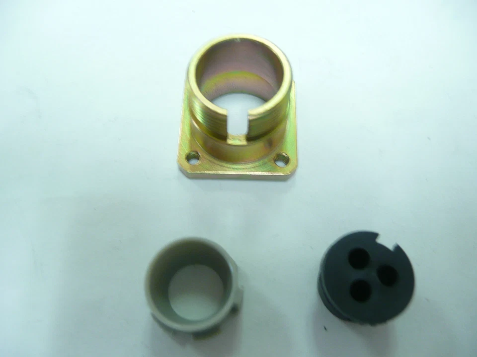 Souriau  19101503    3pin  Flange/panel mount connector   NEW - Image 1 of 1