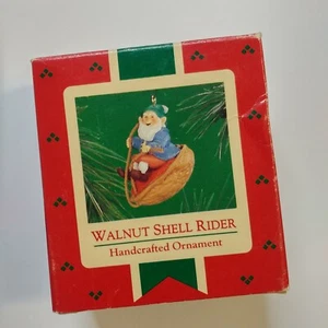 Hallmark '1986 WALNUT SHELL RIDER' Elfo, Ornamento de Recuerdo (Navidad) - Imagen 1 de 3