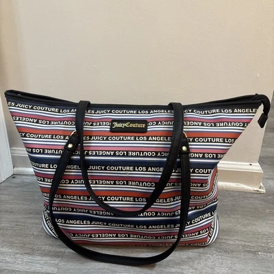 Bolsa tote listrada esportiva Juicy Couture Oops A Daisy - Imagem 1 de 4