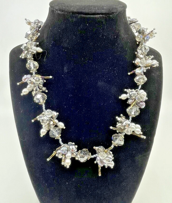 "Collar de 17,5"" cristales de Swarovski con perlas artesanales grises y blancas naturales" Foto 1 de 4