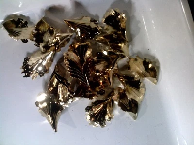 ВИНТАЖНЫЙ ЛОТ ИЗОГНУТОЕ ЗОЛОТО (ЛАТУНЬ?) КРЫШКИ ИЗ ЛИСТОВЫХ БУСИН 35 мм #011219s ЛАМПЫ! ЗАКРЫТЬ - Изображение 1 из 4