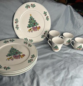 4 Gibson Noel Morning Dinner Plates & 4 Cups Christmas Tree & Holly Berry 10.5” - Picture 1 of 6