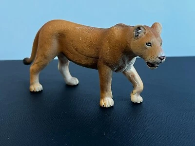 Schleich lioness 14363 RETIRED collectable toy figurine wild animal VGUC - image 1 of 4