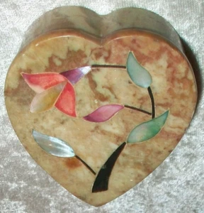 Vintage Mother of Pearl Floral Heart Shape Soapstone Jewelry Trinket Box India - Picture 1 of 23