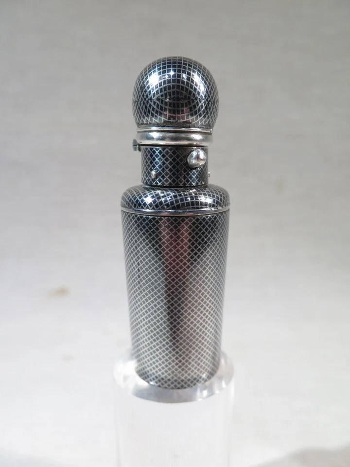 ANCIEN TRES JOLI FLACON A SEL EN ARGENT NIELLE A DECOR DE QUADRILLAGES FIN XIX   - Photo 1/1