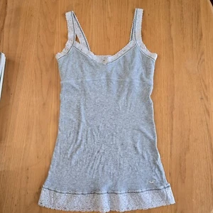 Vintage Y2K grau weiß Spitze Hollister Tank Top Gr. L Babydoll gerippt integrierter BH - Bild 1 von 6