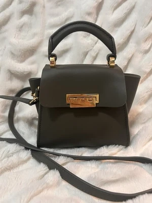 Bandolera Zac Posen Eartha Mini negra con asa superior.  Foto 1 de 4