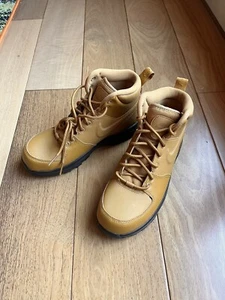 NWOB Nike Manoa LTR Big Kids' Boots Wheat Sz 4.5Y or Wm Sz 6 BQ5372-700 - Picture 1 of 6