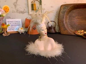 Busto de porcelana estilo años 20 vintage raro con hombros emplumados y tocado - Imagen 1 de 13