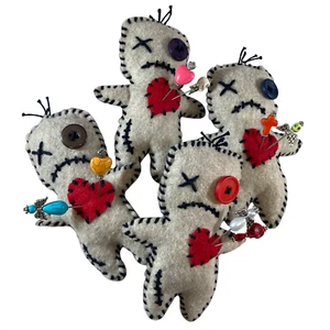 Voodoo-Puppe mit Voodoo-Pins dunkle Magie Hexerei Zauber verfluchte Puppen Herz - Bild 1 von 1