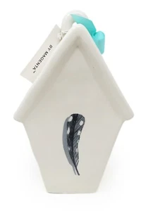 Rae Dunn WILD Keramik Schrägdach Vogelhaus Feder Symbol Rückseite blaues Band - Bild 1 von 3