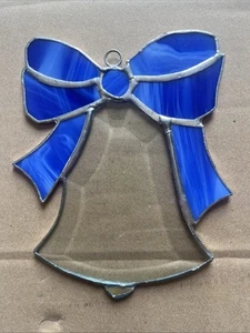Weihnachtsglocke mit Schleife Sonnenfänger Ornament Buntglas 6 x 5,5" Handarbeit - Bild 1 von 8