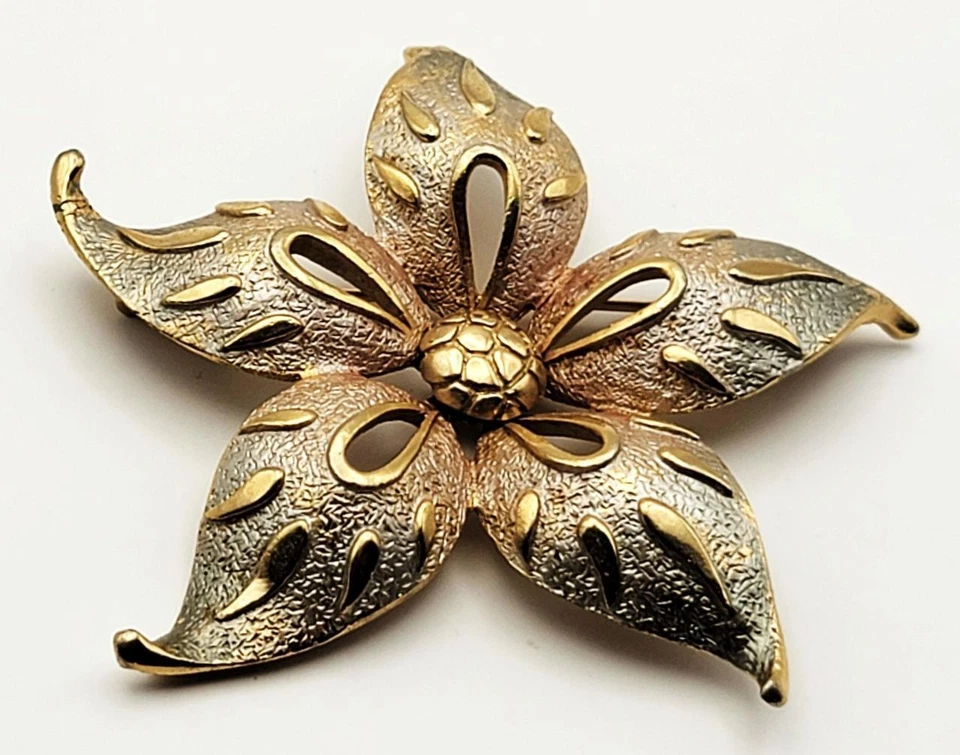 Spilla Vintage Firmata MARVELLA In Oro Argento/Oro Smaltato A Forma Di Fiore - Immagine 1 di 3