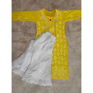 Gelbe Georgette Kurti mit passendem Slip und weißer Sharara Lucknowi Kurta 34-44 - Bild 1 von 4