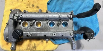 Cubierta de válvula completa Toyota Prius C Foto 1 de 2