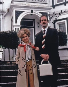 Prunella Scales **HAND SIGNED** 8x10 Foto ~ HANDSIGNIERT ~ Fawlty Towers - Bild 1 von 1