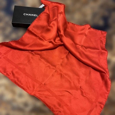 Nueva Bufanda CHANEL Cuadrada Roja Logo Brillante 100% Seda Sin Usar Hecha en Italia Foto 1 de 4