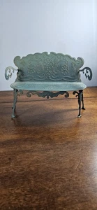 Panca per bambole vittoriana vintage in metallo mobili casa delle bambole verde seduta da giardino (ZZ) - Foto 1 di 6