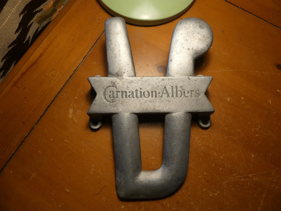 Gato de bota publicitario vintage - Clavel Albers aluminio fundido - alimentación para ganado Foto 1 de 4